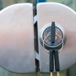 La cerradura perfecta para una puerta de cristal: opciones y recomendaciones