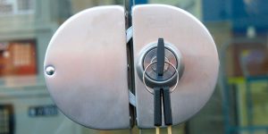 La cerradura perfecta para una puerta de cristal: opciones y recomendaciones